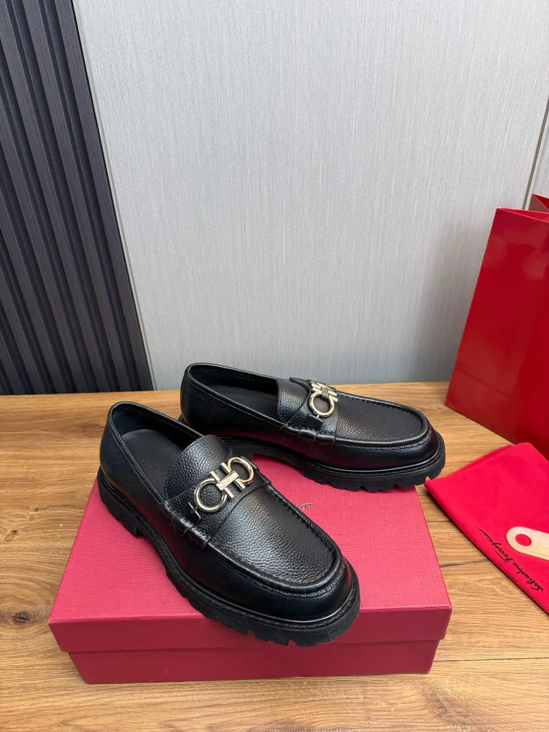 Men's shoes 💰880💰 Ferragamo. [Ferragamo] men's thick-soled loafers, the latest hot style, 1:1 original purchase quality, top quality, imported open-edge beaded cowhide leather on the upper, hand-made three-dimensional stitching highlights the round toe design, the inner foot pads are all imported cowhide, with original lightweight foam outsole, matching code 39-44, (38, 45 custom-made, non-refundable)